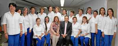 Carlos Hernán Estrada Valencia, gerente de la Clínica Avidanti, aparece en compañía de las voluntarias Soledad Suárez, María Ter