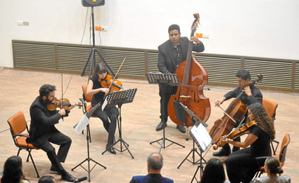 El quinteto de cuerdas durante su presentación en el Centro Cultural Universitario Rogelio Salmona.