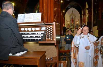 Durante la inauguración el sacerdote Sigifredo Ortiz bendijo el nuevo instrumento, que interpretó el maestro Luis Enrique García