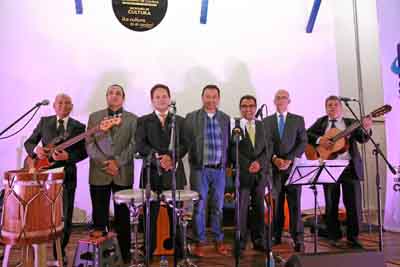 El secretario de Cultura de Caldas, Lindon Chavarriaga Montoya (centro), acompañó a los integrantes del grupo Tierra y Sonido, i