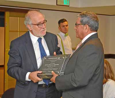 Guido Echeverri Piedrahíta recibió una placa de agradecimiento que le entregó Julián Gómez Guzmán, presidente de Fensecoop.