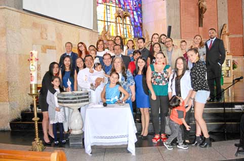 La niña aparece en compañía de sus padrinos, Mario Andrés Noriega y Angélica Londoño; de sus padres Andrés y Martha; de sus abue