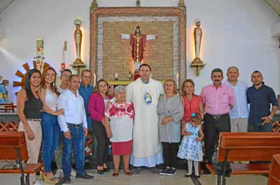 Aura Elisa aparece en compañía de sus hijos Uriel, Hernando, Luz Mary, Gladys y Luz Dary Arenas Escudero.