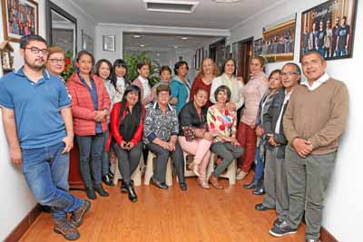 Mariela Montoya de Flórez aparece en compañía de sus compañeros durante la celebración de su cumpleaños.