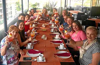 Asistentes a la celebración del compromiso matrimonial.