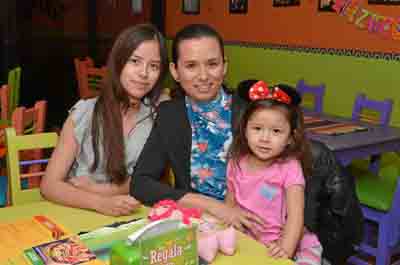 En el restaurante El D.F. Comida mexicana se ofreció una comida para celebrar los 15 años de Zamantha Ceballos Arroyave. La acom