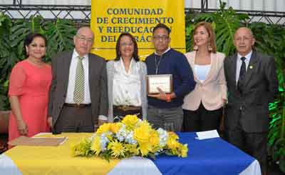 Liliana Patricia Giraldo Gil; Jair Giraldo González; Estela Ferreira; Camilo Alberto Martínez Pardo, quien recibió la placa como