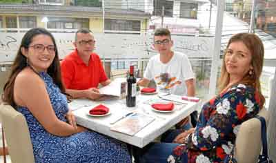 Valentina Tabares Morales, Néstor Duque Méndez, Santiago Tabares Morales y María Teresa Morales Morales.