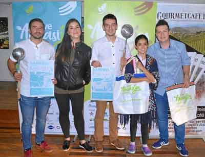 Juan Guillermo Barrera Ospina, primer lugar en la categoría Estudiantes; Catalina Rivera Fenecer, tercer puesto en la categoría 