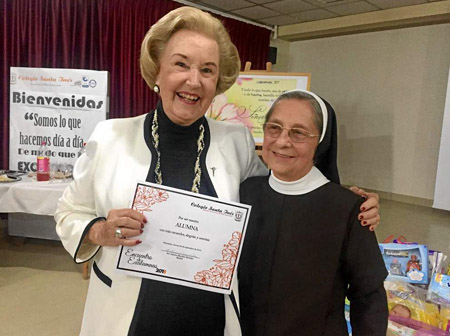 Bárbara Hauss de Villegas recibió un reconocimiento de parte de sor Aurora morales Morales, rectora del Colegio Santa Inés, por 