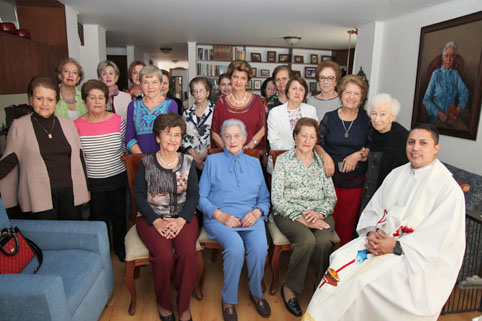 Grupo de asistentes a la misa ofrecida por el presbítero Elkin Germán Herrera Tirado. 