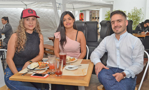 En el restaurante El Dauntaun estuvieron Paulina Giraldo Murillo, Katherin Mesa García y Juan Felipe Giraldo Jiménez