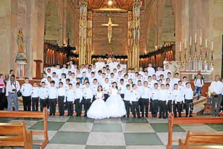 Foto | Cortesía | LA PATRIA Los menores en compañía de los curas.