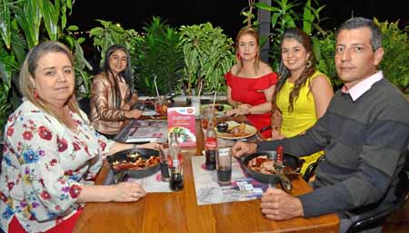 Dora Clemencia Arango Sánchez, Paulina Muñoz Arango, Lina María Arango Sánchez, María Alejandra Arango Sánchez y Óscar Salgado O