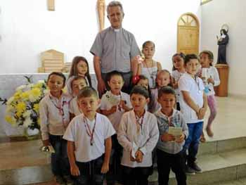 Los menores acompañados por el padre Carlos Isaac Salazar