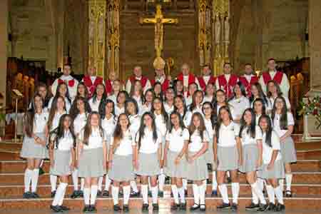 Fotos | Jorge Hurtado | LA PATRIA Acompañan a las alumnas confirmadas, monseñor Gonzalo Restrepo Restrepo, arzobispo de Manizale