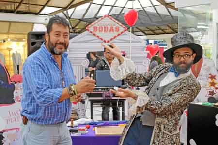 Los asistentes disfrutaron de una tarde de trucos de magia, fotos en familia en la fotocabina y degustación de cocteles.