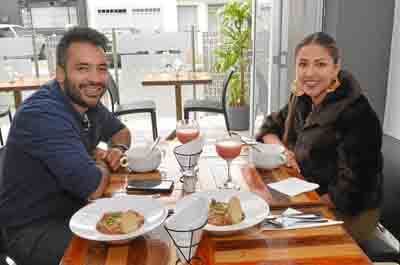 Felipe Carmona García y Laura Gómez Hincapié se reunieron en un almuerzo en el restaurante Santorini.