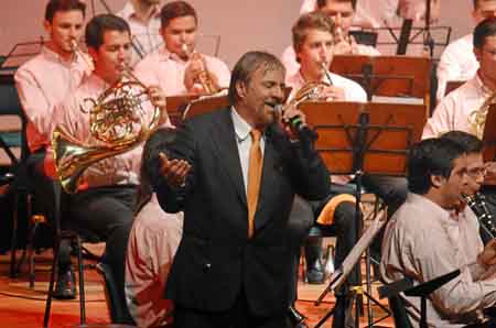 Romeo Zannetti durante su presentación acompañado por la Banda de Música de Manizales.