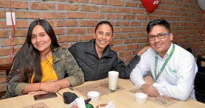 Manuela Rave Clavijo, María Elena Rave Clavijo y Adolfo Niño Silvera compartieron en el restaurante Asados Chavita.
