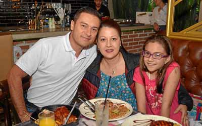 Jorge Ariel Martínez Taborda, Yorlady Orozco Guarnizo y Nicol Martínez Orozco compartieron en el restaurante Cortesana.