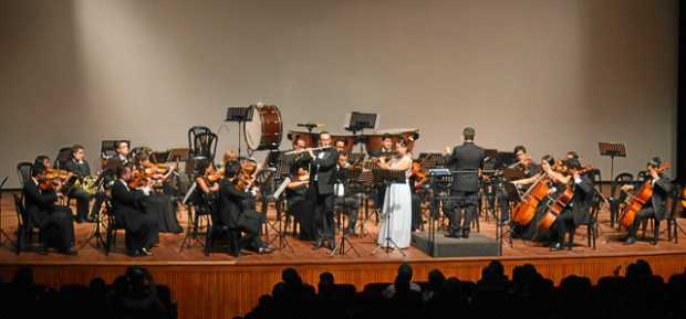 Yovanny Betancur Santa y Alejandra Buitrago Grajales, con la Orquesta Sinfónica de Caldas, durante su interpretación de la flaut