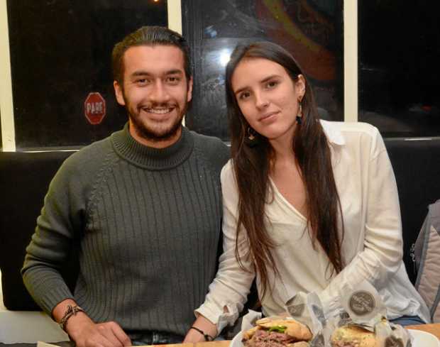 Cristian Santiago Barrera Gil y Alejandra Díaz Arango compartieron durante una cena en el restaurante Chille Dogs.