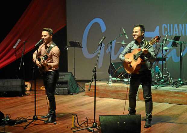 Julián Hernández y Cristian Montoya, voces de la agrupación Antología, durante su concierto en Confa.