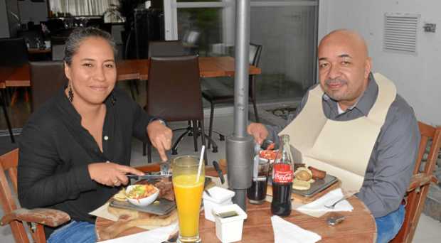 Martha Jiménez Bucurú y Juan Cárdenas Álvarez compartieron en el restaurante A la Leña.