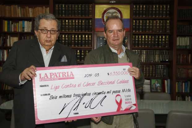 Jorge Raad Aljure, presidente de la Liga Contra el Cáncer seccional Caldas, recibió la donación de manos de Nicolás Restrepo Esc