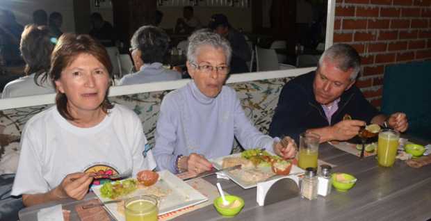 Olga Patricia Fridman, Dora Giraldo de Fridman y José Fernando Fridman se reunieron en el restaurante Cháncharos.