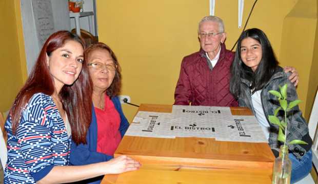 Ana Milena Alzate Valencia, Alix Valencia Ramírez, Gilberto Alzate Agudelo y Camila López Alzate.