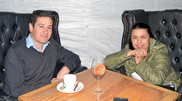 Carlos Blandón Grajales y Claudia Castaño cenaron en el restaurante El Dauntaun.