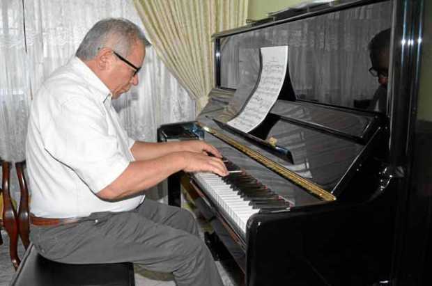 Germán Osorio Valencia durante su recital en homenaje a Beethoven, en los 249 años de su nacimiento.