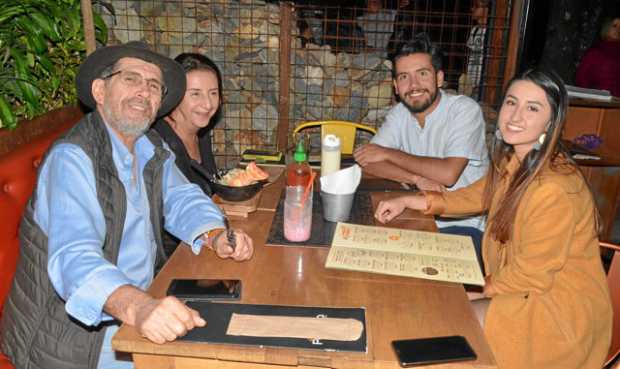 Óscar Gutiérrez Reyes, Marta Isabel Serna Nieto, Mateo Yepes Serna y Daniela Jiménez Henao. 
