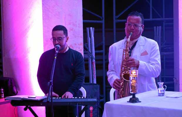 Daniel Giraldo Matallana, en el teclado, y Jesús Hernán Tobón, en el saxofón.