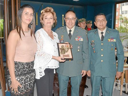 Paula Andrea Méndez de Avilán; Ángela María Gómez de Cárdenas, presidenta del Voluntariado, recibió en nombre de sus compañeras 