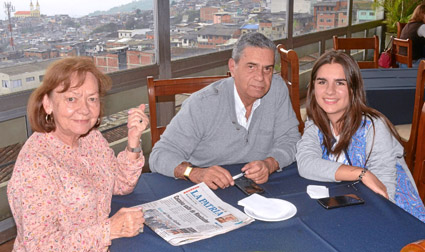 En el Club Manizales compartieron Stella de Mejía, Héctor Mejía Arango y Sofía Mejía Cardona.