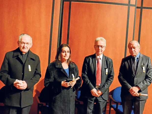 Monseñor Luis Enrique Hoyos Ochoa, recibió el galardón en nombre de la Arquidiócesis de Manizales; Luz Guerrero Ramos, trabajado