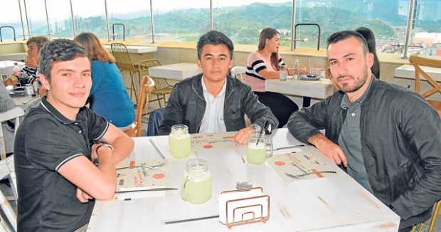 Daniel Giraldo Valencia y Andrés García Arcila le festejaron el cumpleaños a Efraín Cárdenas Osorio en el restaurante La Azotea.