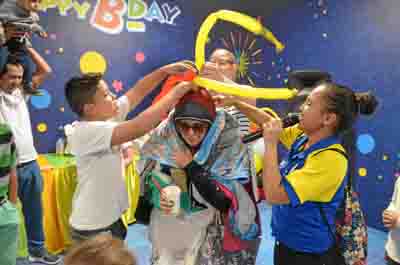 Los asistentes disfrutan de las actividades programadas para ellos.