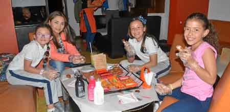 Valeria Guzmán Ballesteros, Adriana Ballesteros Valderrama, Melisa Cárdenas Montoya y Sofía Marín Patiño.