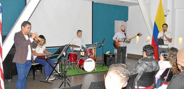 Integrantes de Cinco P’al mundo, durante su recital. 