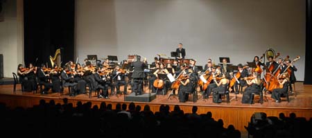 La Orquesta Sinfónica y el coro de cámara Umbra, dirigidos por el maestro Leonardo Marulanda. Como solistas intervinieron la sop