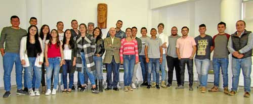 El profesor Carlos Enrique Ruiz acompaña a los estudiantes: Sofía Álvarez, Angely Daniela Calvache, Tomás Cárdenas, José Fernand