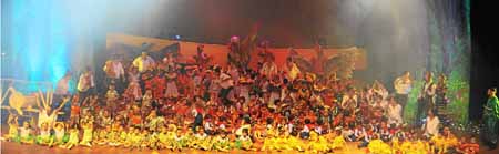 Alumnos y docentes al final del espectáculo musical.