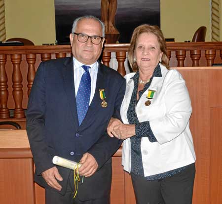 Darío Gómez Jaramillo y Elvira Escobar de Restrepo, directora ejecutiva del Festival Internacional de Teatro de Manizales, recib