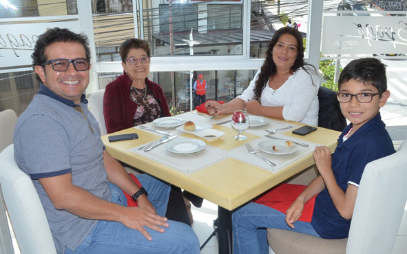 Juan Diego Velásquez Salgado, Irma Velásquez Salgado, Lorenzo Velásquez Rubiano y María Irma Salgado Castaño.