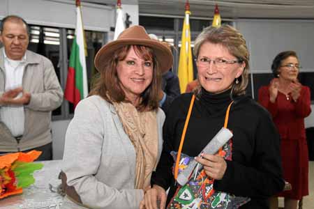 Marina Jiménez, presidenta de la Sociedad Mejoras Publicas, entregó el escudo de Socio Honorífico a Olga Patricia Frierdman, del