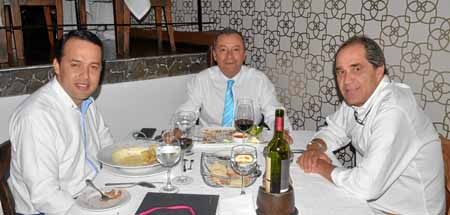 Juan David Aguirre Hoyos, Hugo Alberto Corrales Giraldo y Gilberto Robledo Quintero se reunieron en Vino y Pimienta.